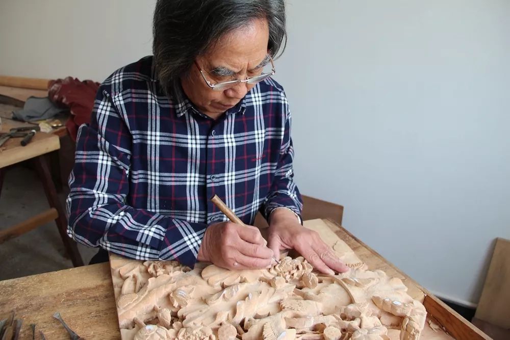 徐土龙:保护东阳木雕"火种" 心系传统技法传承