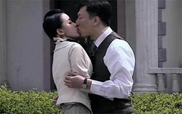 再之后穆晚秋就设计蹬了谢若林,因为抓着余则成的小辫子,不怕余则成不