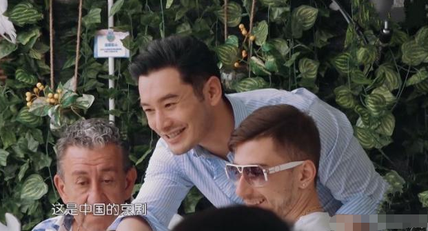 同是接待外国人 黄晓明鞠躬90度赔笑脸 谁注意苏有朋的做法