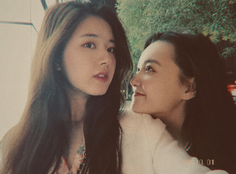 有种闺蜜叫蒋依依与赵露思,当两人脸贴在一起,才知露思的脸多小