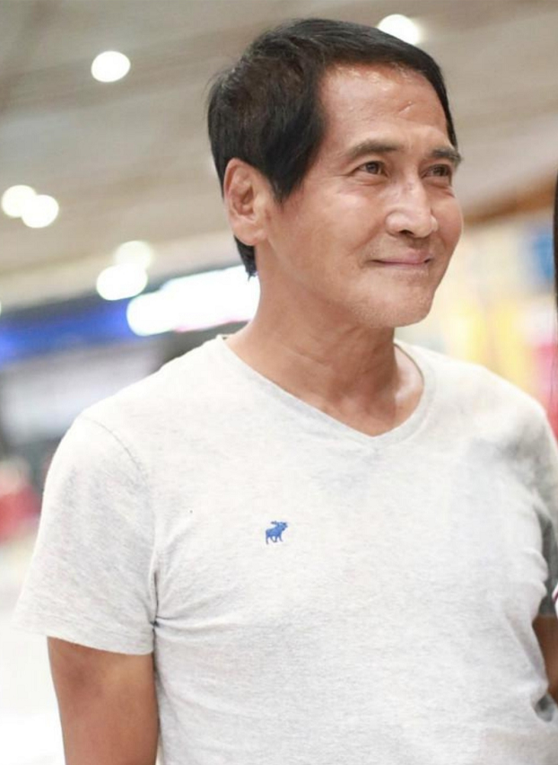 60岁齐秦罕见露面,脸部黝黑浮肿到认不出,原来男神也会衰老