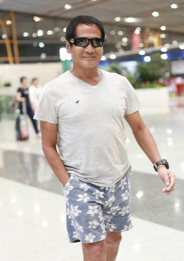 60岁齐秦罕见露面,脸部黝黑浮肿到认不出,原来男神也会衰老