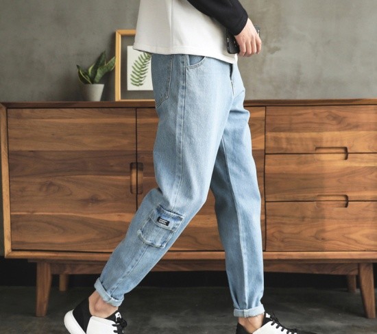 卷裤脚牛仔裤,侧下边小口袋设计