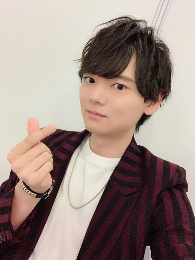 日本男神古川雄辉两套条纹造型亮相上海31岁凹出少年感