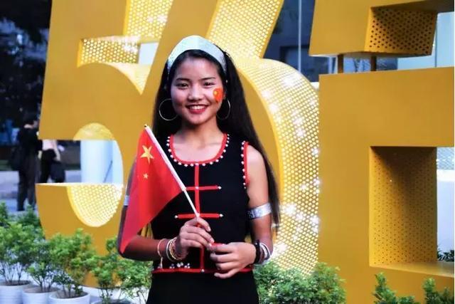 这所高校学子用不同的文字写下了相同的一句话:我爱你,中国!