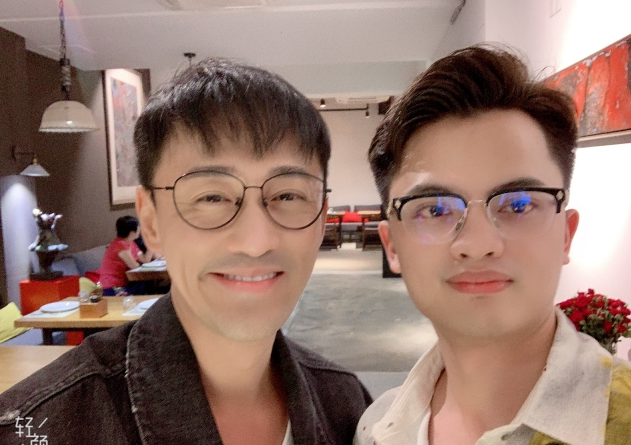 林峰回厦门和爸爸谈婚事 与网友合照露出