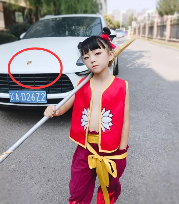 小孩神级cos哪吒,眼神太痞,网友:一山更比一山高