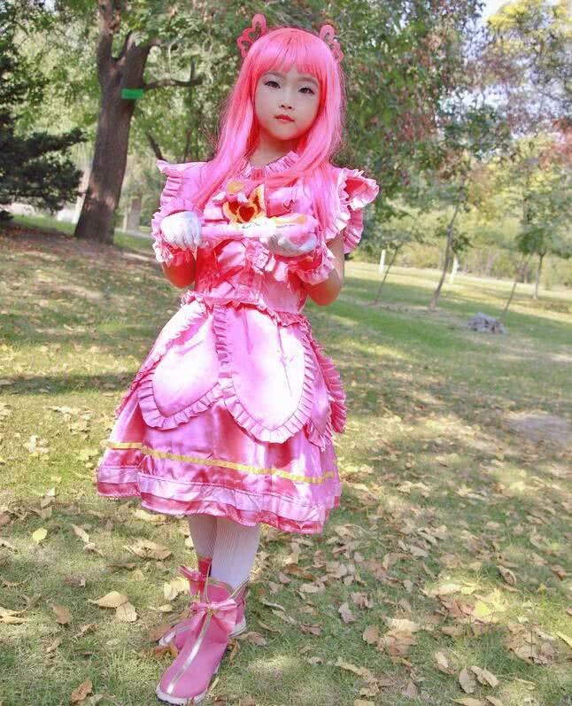 小学生cos凌美雪,站姿"扭曲"强势抢镜,网友:小可爱厉害了