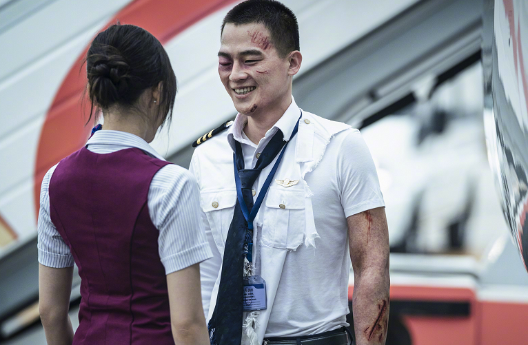 中国机长空姐遇难全部就近坐为什么李沁受重伤却爬回自己座位