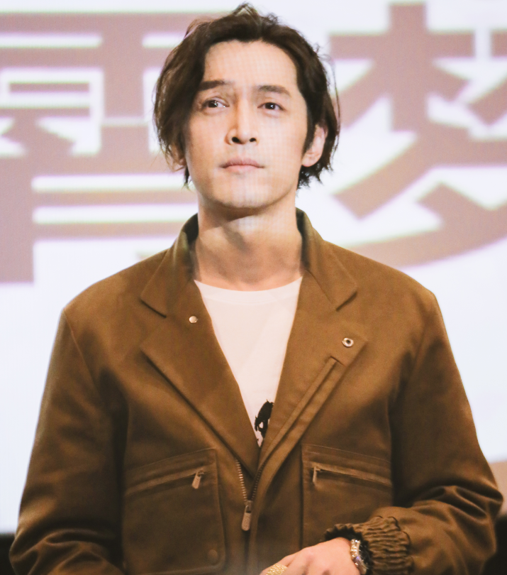 胡歌终于对"锡纸烫"下手了,与鹿晗同款,却一点也不"娘"
