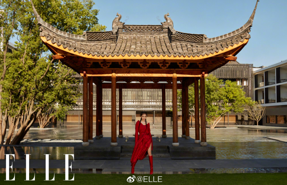 杨幂杂志造型美如仙 网友调侃 没有幂姐穿不了的打底