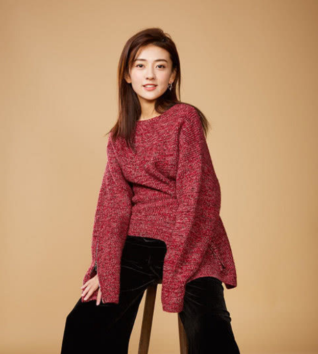 梁洁穿红色混线宽松毛衣经典又时尚,卡其色毛衣青春靓丽