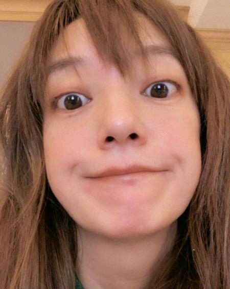 43岁赵薇吃了"防腐剂"?近照皮肤水嫩美翻了,大笑颜值也没崩