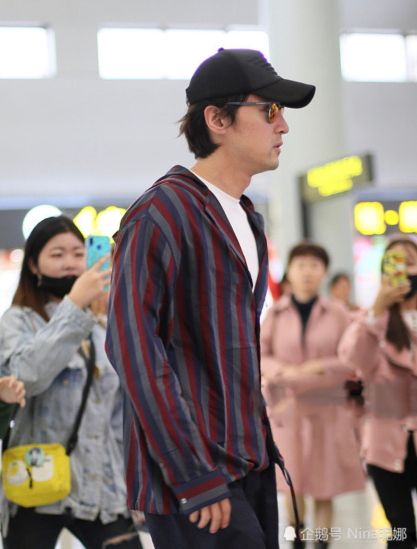 胡歌走机场奢侈,穿2900衬衫配"大爷"帽,这气场男星里罕见