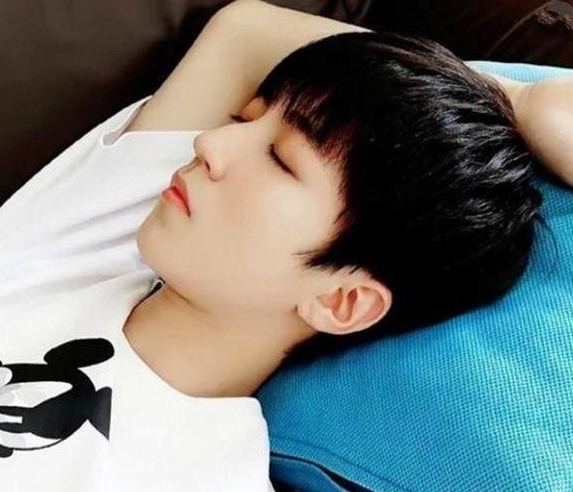 王源偷拍王俊凯睡觉,看到如此奇怪的造型,这还是我的偶像吗?