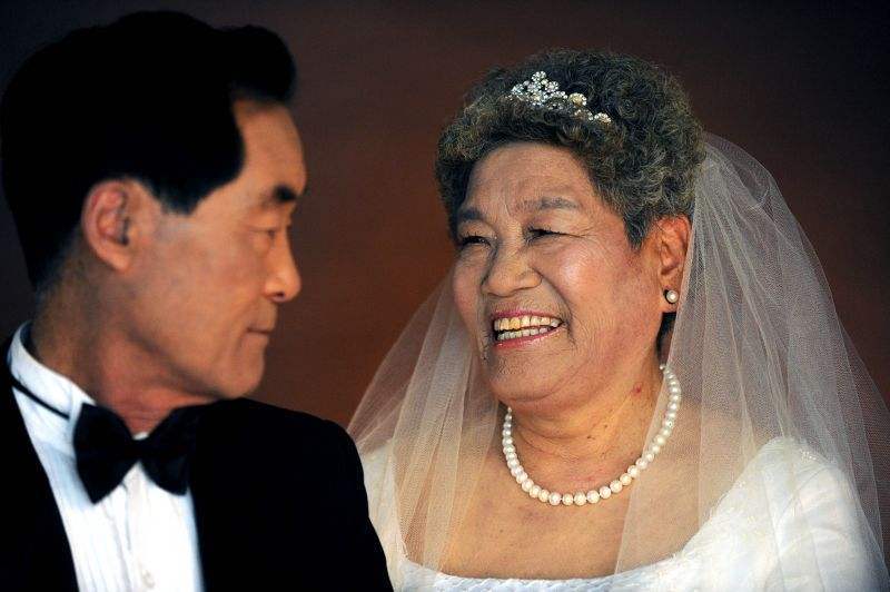 潘多攀爬时便顺着丈夫下山时插在地上的红旗,依靠着顽强的信念,最后