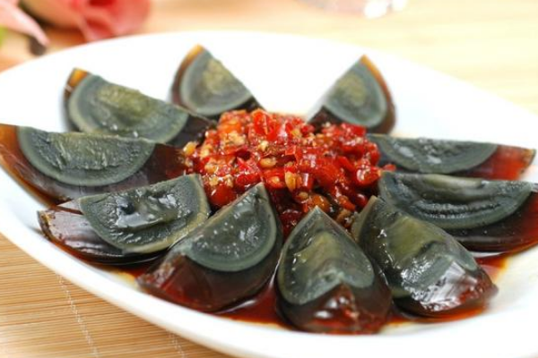 为啥皮蛋有黑色也有黄色 究竟哪种有营养 看完你就明白了