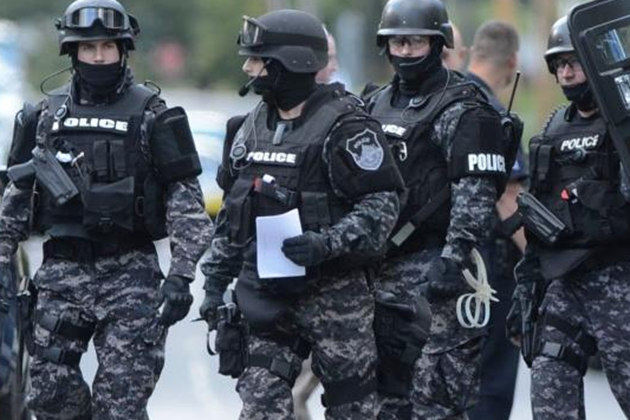 同样是执行任务,为什么特种兵画迷彩,而特警却要戴面罩?