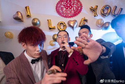 红花会贝贝直播剁手指后现身婚礼现场两个月过去手指仍然没接上