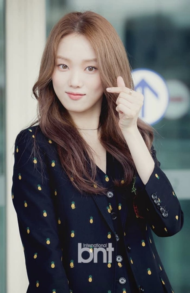 一身早秋系列服装,搭配微卷栗色长发