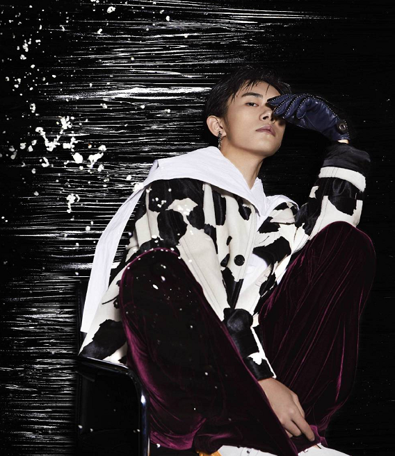 易烊千玺尝试新造型,当他戴上耳钉的那一刻,是心动啊!