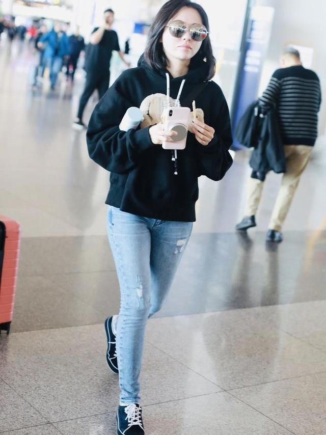 张靓颖有多真实 机场生图下变圆不少 这才是34岁女性正常身材