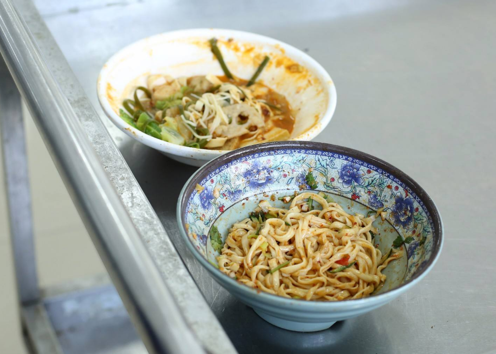 孩子不忍浪费,将剩饭菜打包,妈妈却大发雷霆.剩饭剩菜该留吗?