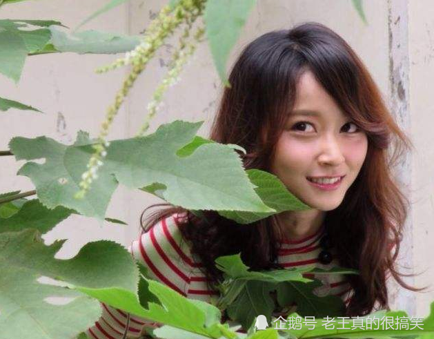 许多人对文雨非扮演的裘球印象在于,剧中她是留着短发的形象,但生活中