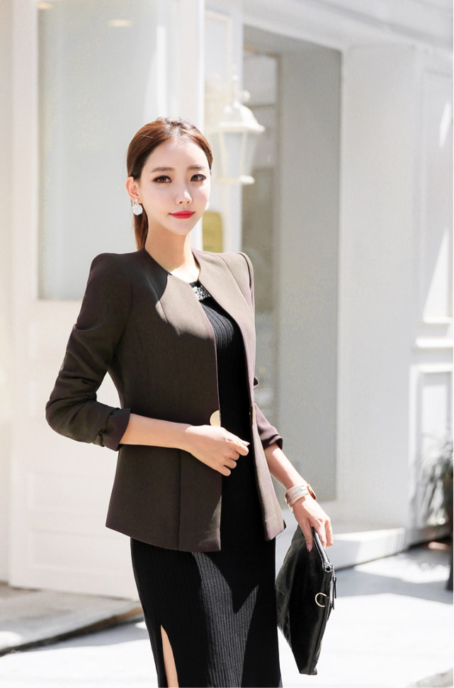 林静敏曼陀铃纯黑系暗淡职业西装