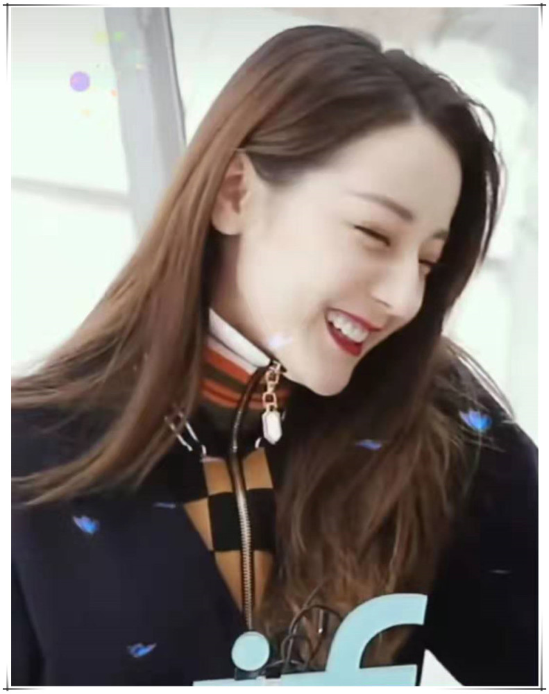 迪丽热巴对着镜头舔嘴唇,口红成亮点,网友:不掉色的口红是油漆