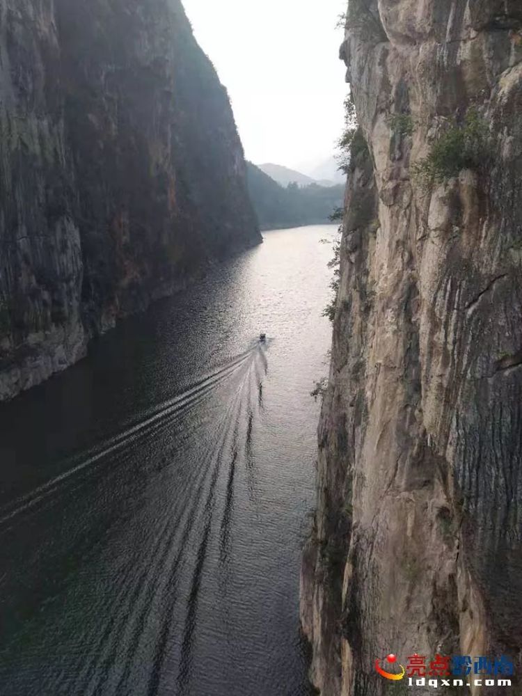 在北盘江晴隆县长流乡光照湖上有一道靓丽的风景线—一线天峡谷.