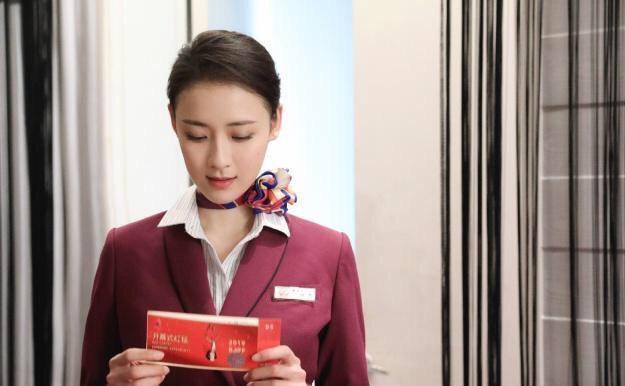 东方女性独特的气质,《中国机长》空姐太优雅,不一样的烟火!