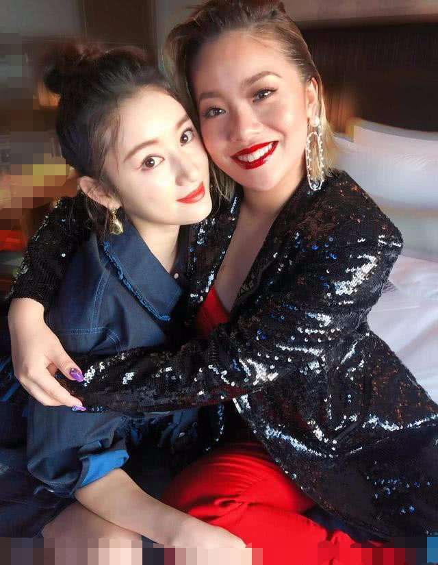 王菊和郭晓婷咋就成闺蜜了呢?缘分使然,王菊和郭晓婷是小学同学