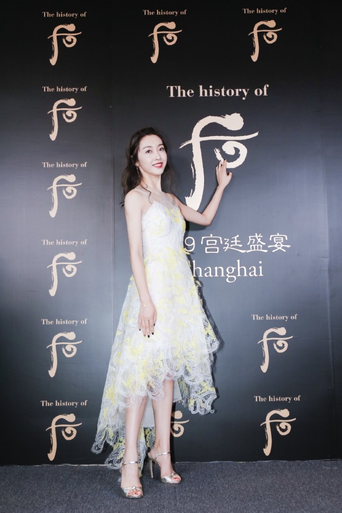 她因《陈情令》江厌离出名,今穿格纹亮片套装,戴报童帽复古甜美