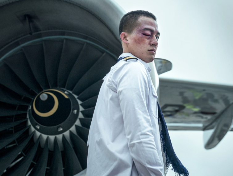 《中国机长》化妆厉害了!欧豪"受伤"细节曝光,难怪这么逼真_腾讯新闻