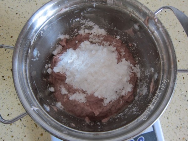 加淀粉40克,盐一勺,植物油一勺.