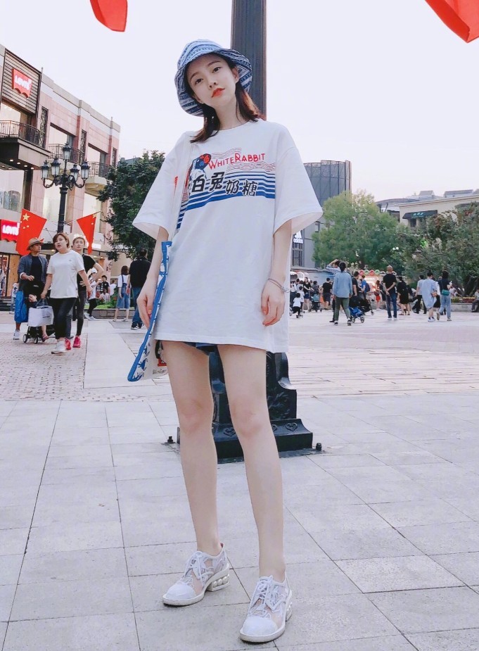 她是"斗鱼一姐"出街只穿一件t恤,162却能凹出170腿长!