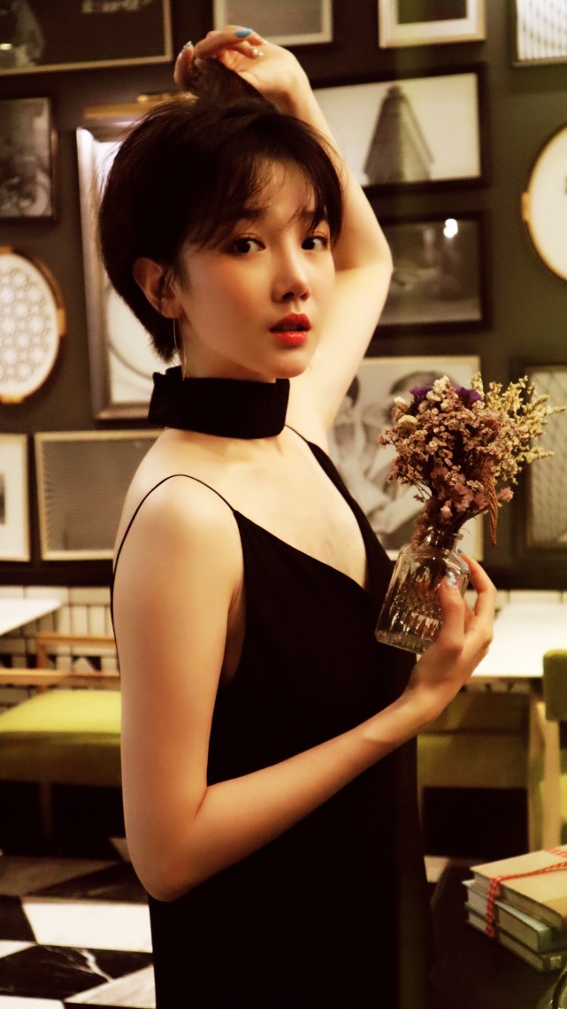 精美壁纸陈小纭标配短发甜美又清爽
