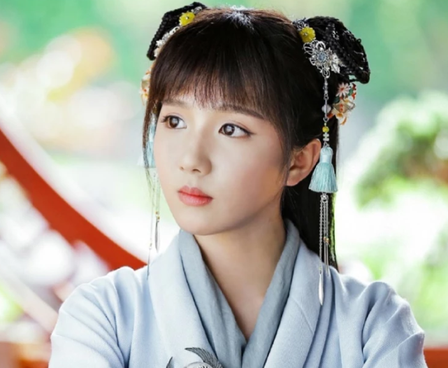 讲述了"速滑少女"棠雪在大学校园里重逢"冰球男神"黎语冰,两人在追逐