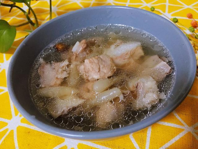 【麥冬排骨湯】需要準備的食材如下: 排骨一根,麥冬適量,枸杞,黨參等