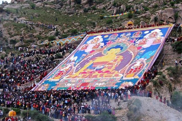 西藏又一个可以庆祝7天的节日 许多人争先到河中洗澡