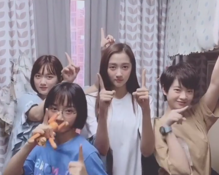 关晓彤晒同学照看到她和室友并排站那一刻身高真实了