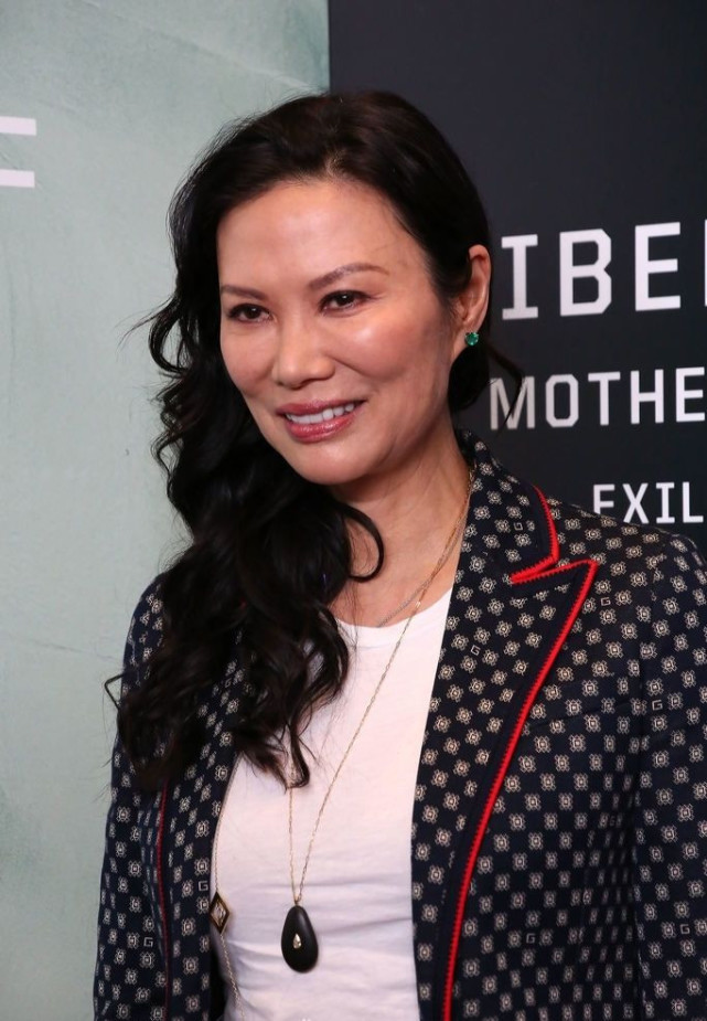 51岁邓文迪近照,一身小西装温婉大气,搭富豪男友后状态更好了