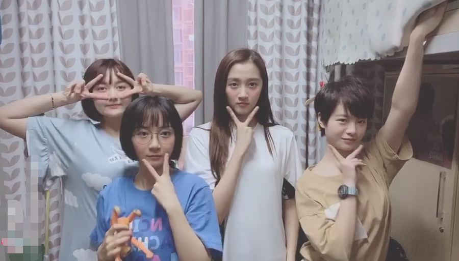 关晓彤与好友拍视频稳居c位无意暴露真实身高