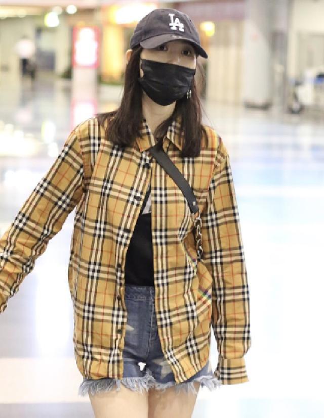 马蓉穿超短亮相机场大秀美腿直呼好冷脸蛋圆润大肚腩太抢眼