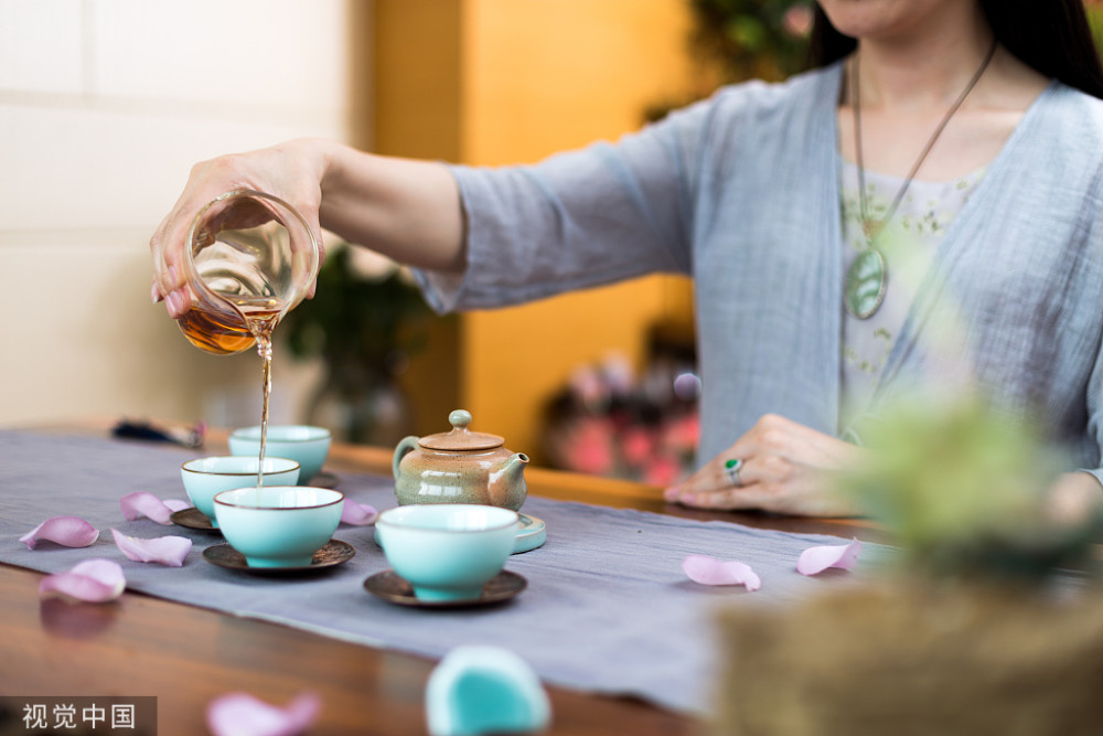 女人喝茶的正确姿势图片