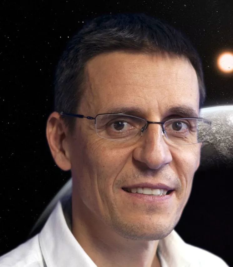 洛桑大学获得物理学硕士学位,于1971年在日内瓦天文台获得天文学博士