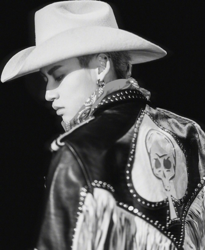 小鬼王琳凯身着酷飒十足的西部牛仔装,亮相第五场个人音乐会