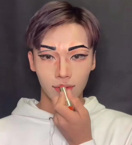 "野画集"尹胜浩仿妆,开局:一边仿去,最后:漫画里走出来的?