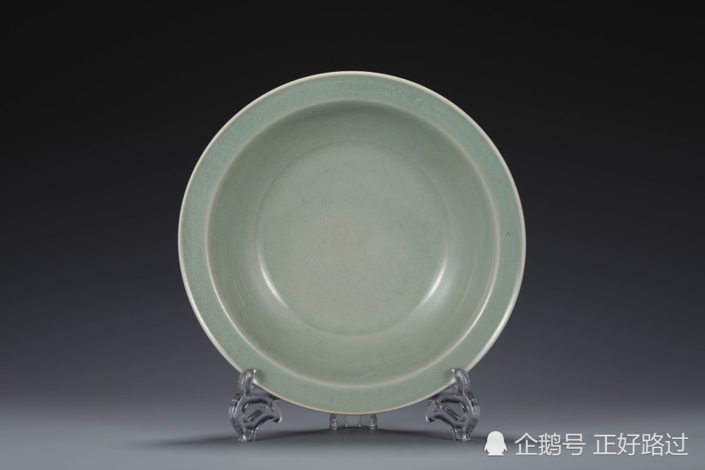 南宋龙泉窑粉青釉折沿盘